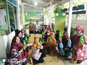 Foto Bersama setelah selesai pelatihan pembuatan sabun cuci piring dengan hasilnya